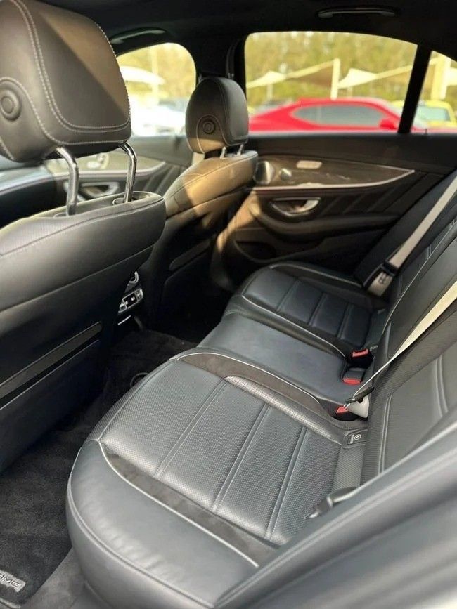 Подержанный Mercedes-Benz E-Class AMG 63 AMG S V (W213), 4.0 л, 2018 в Шардже от Noor Al Seyoh Used Cars Белый цвет. Японская | AUTO.AE