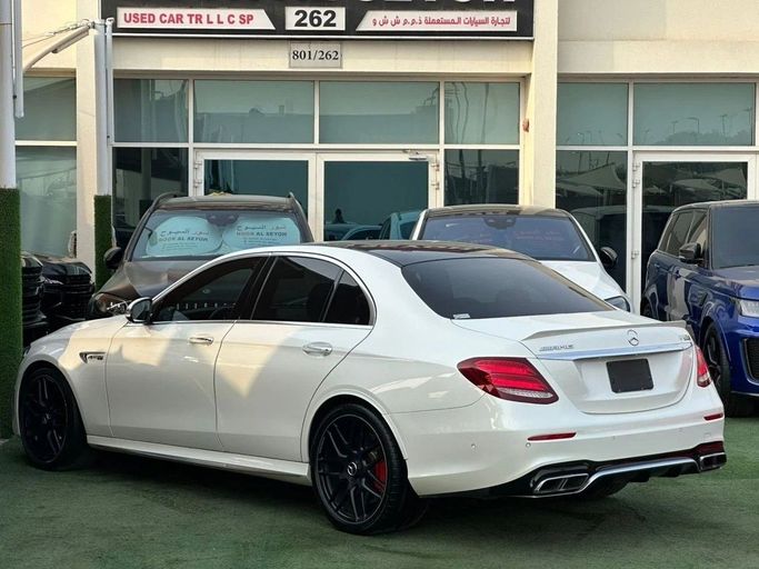 Подержанный Mercedes-Benz E-Class AMG 63 AMG S V (W213), 4.0 л, 2018 в Шардже от Noor Al Seyoh Used Cars Белый цвет. Японская | AUTO.AE
