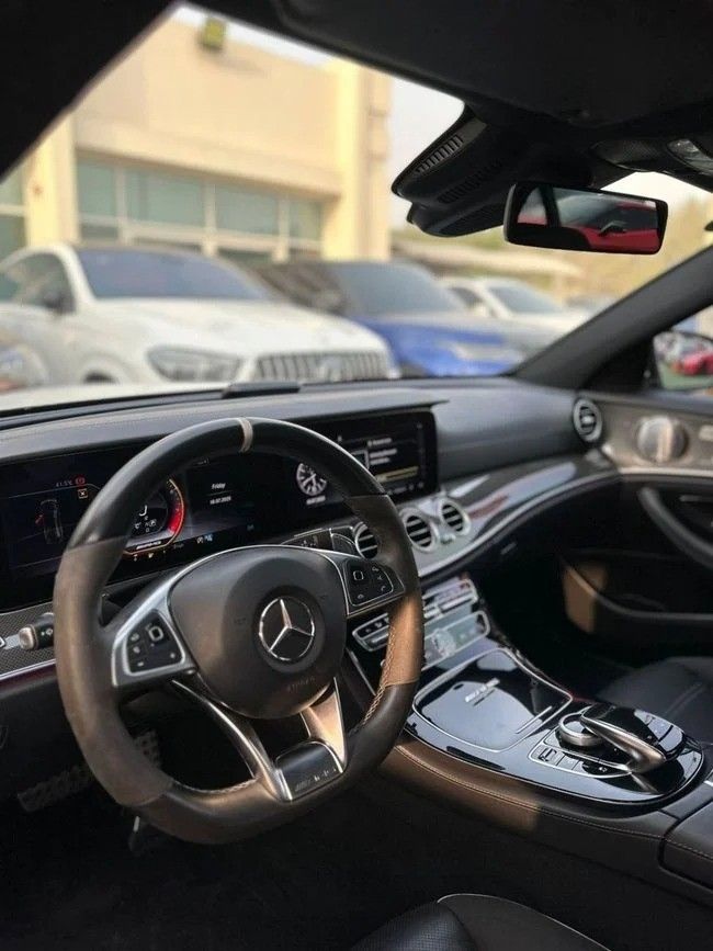 Подержанный Mercedes-Benz E-Class AMG 63 AMG S V (W213), 4.0 л, 2018 в Шардже от Noor Al Seyoh Used Cars Белый цвет. Японская | AUTO.AE