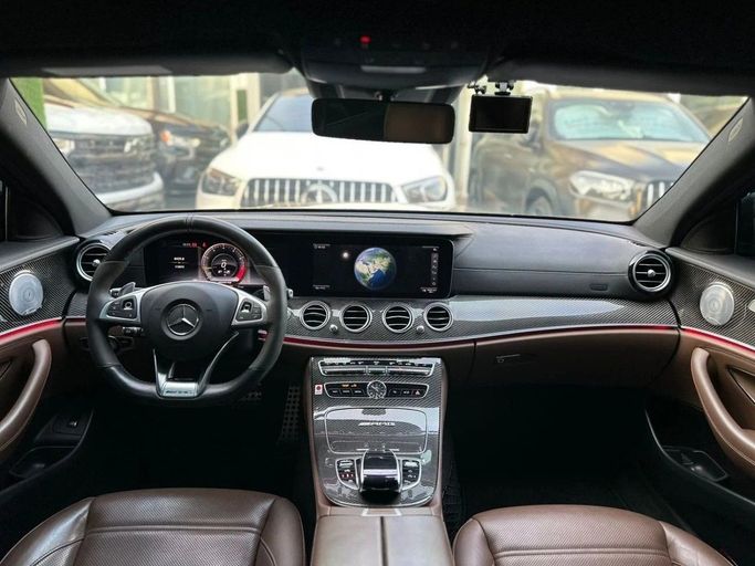 Подержанный Mercedes-Benz E-Class AMG 63 AMG S V (W213), 4.0 л, 2018 в Шардже от Noor Al Seyoh Used Cars Черный цвет. Японская | AUTO.AE