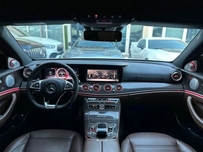 مستعملة Mercedes-Benz E-Class AMG 63 AMG V (W213), 4.0 l, 2018 في في الشارقة من Noor Al Seyoh Used Cars، اللون أبيض. المواصفات الكورية | AUTO.AE