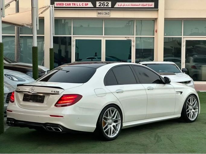 Подержанный Mercedes-Benz E-Class AMG 63 AMG S V (W213), 4.0 л, 2017 в Шардже от Noor Al Seyoh Used Cars Белый цвет. GCC | AUTO.AE