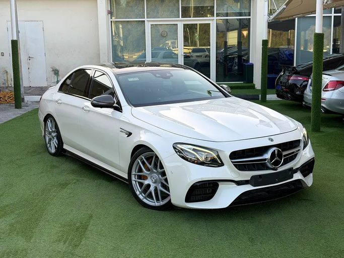 مستعملة ⁦Mercedes-Benz E-Class AMG 63 AMG S V (W213)، 4.0 l، 2018⁩ في في الإمارات, الشارقة من Al Wisam Al Malaki Used Cars، اللون أبيض. مواصفات الخليج | AUTO.AE | إعلان #290363