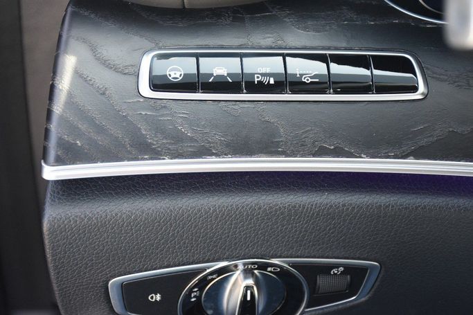 Подержанный Mercedes-Benz E-Class 450 V (W213, S213, C238), 3.0 л, 2019 в Шардже от Alfaris Used Cars Серый цвет.  | AUTO.AE