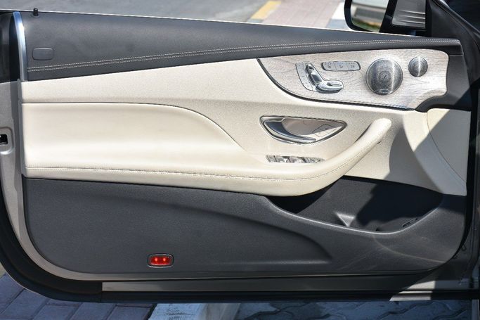 Подержанный Mercedes-Benz E-Class 300 V (W213, S213, C238) Рестайлинг, 2.0 л, 2022 в Шардже от Alfaris Used Cars Серебристый цвет.  | AUTO.AE