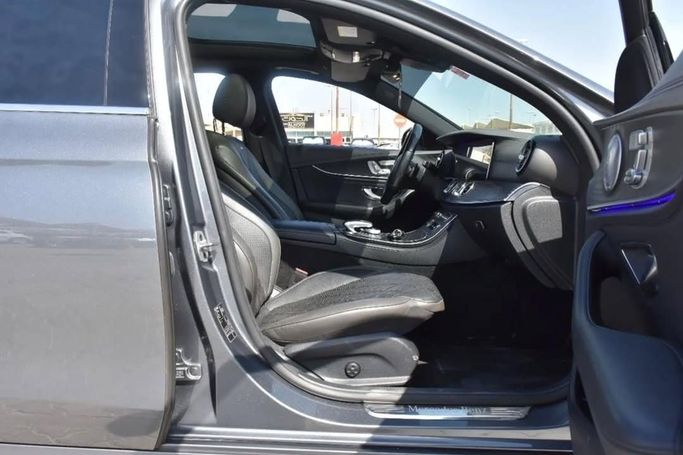 Подержанный Mercedes-Benz E-Class 450 V (W213, S213, C238), 3.0 л, 2019 в Шардже от Alfaris Used Cars Серый цвет.  | AUTO.AE