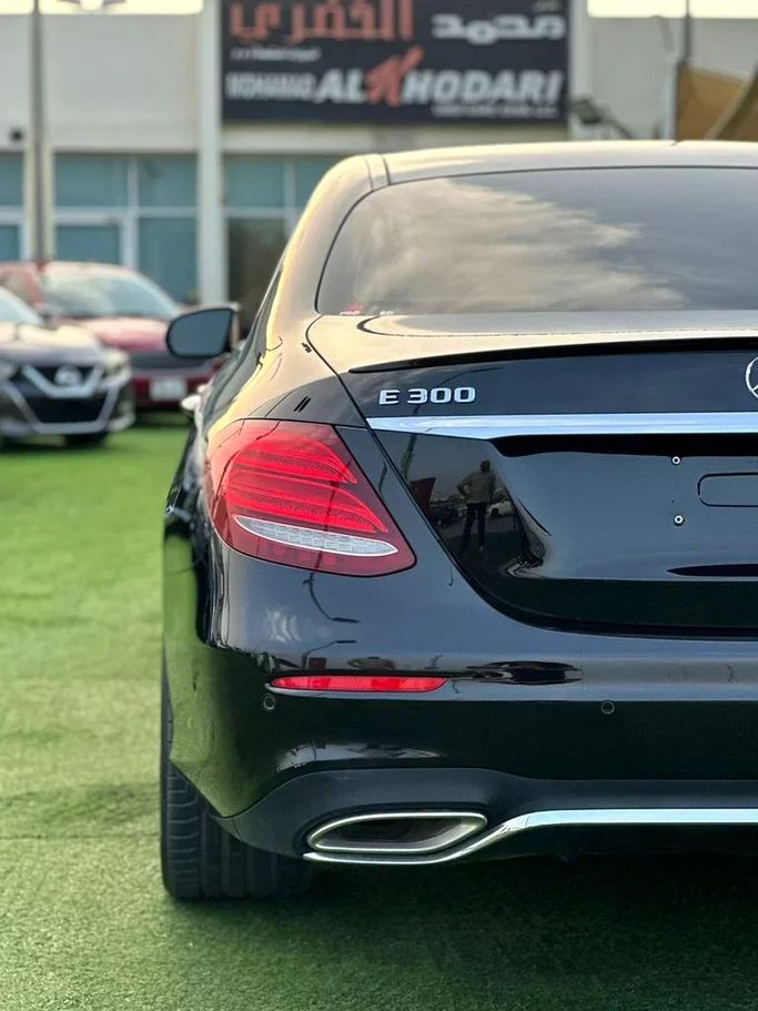 Подержанный Mercedes-Benz E-Class 300 V (W213, S213, C238), 2.0 л, 2017 в Шардже от Ahmad alkhodari Motors Черный цвет. Европейская | AUTO.AE