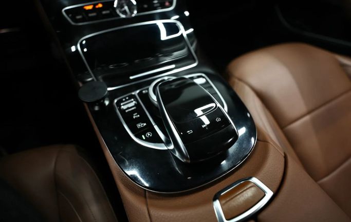 Подержанный Mercedes-Benz E-Class 300 V (W213, S213, C238), 2.0 л, 2018 в Шардже от Al Qassem Cars Trading Белый цвет. GCC | AUTO.AE