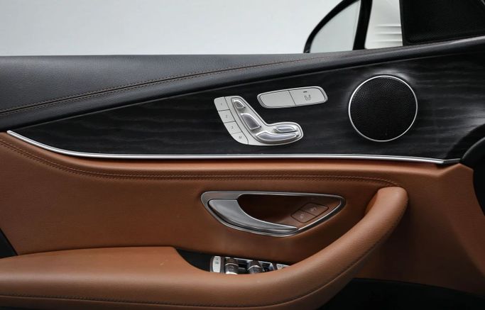 Подержанный Mercedes-Benz E-Class 300 V (W213, S213, C238), 2.0 л, 2018 в Шардже от Al Qassem Cars Trading Белый цвет. GCC | AUTO.AE