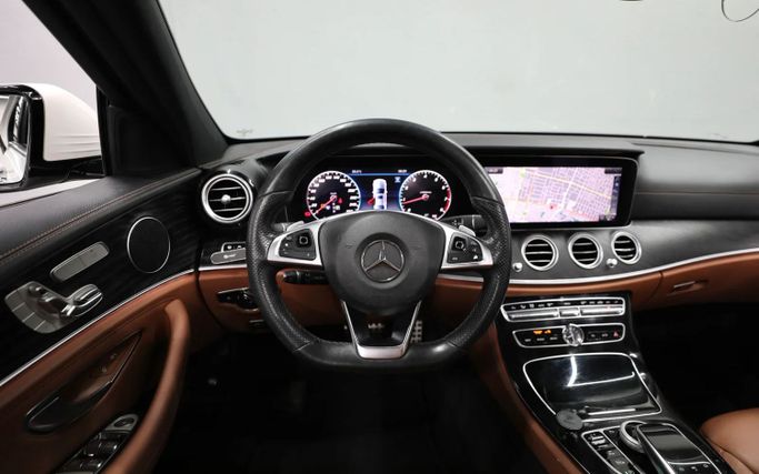 Подержанный Mercedes-Benz E-Class 300 V (W213, S213, C238), 2.0 л, 2018 в Шардже от Al Qassem Cars Trading Белый цвет. GCC | AUTO.AE