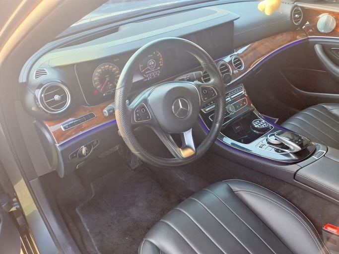 Подержанный Mercedes-Benz E-Class 400 V (W213, S213, C238), 3.0 л, 2017 в Шардже от Rebou Najd Used Cars Серый цвет. Канадская | AUTO.AE