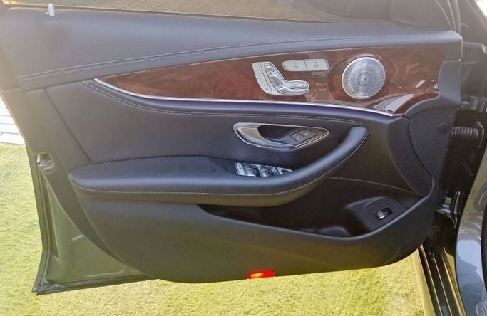 Подержанный Mercedes-Benz E-Class 400 V (W213, S213, C238), 3.0 л, 2017 в Шардже от Rebou Najd Used Cars Серый цвет. Канадская | AUTO.AE