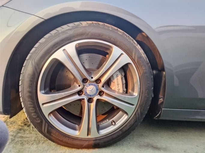 Подержанный Mercedes-Benz E-Class 400 V (W213, S213, C238), 3.0 л, 2017 в Шардже от Rebou Najd Used Cars Серый цвет. Канадская | AUTO.AE