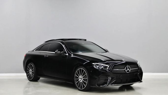 Подержанный Mercedes-Benz E-Class 200 V (W213, S213, C238) Рестайлинг, 2.0 л, 2023 в Шардже от Al Qassem Cars Trading Черный цвет. GCC | AUTO.AE