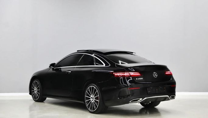 Подержанный Mercedes-Benz E-Class 200 V (W213, S213, C238) Рестайлинг, 2.0 л, 2023 в Шардже от Al Qassem Cars Trading Черный цвет. GCC | AUTO.AE