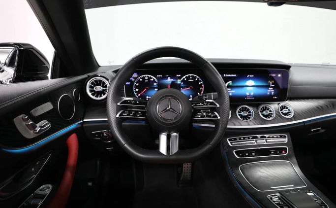 Подержанный Mercedes-Benz E-Class 200 V (W213, S213, C238) Рестайлинг, 2.0 л, 2023 в Шардже от Al Qassem Cars Trading Черный цвет. GCC | AUTO.AE