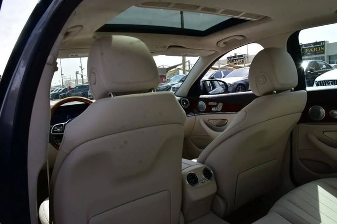 Подержанный Mercedes-Benz E-Class 350 V (W213, S213, C238) Рестайлинг, 2.0 л, 2020 в Шардже от Alfaris Used Cars Серый цвет.  | AUTO.AE
