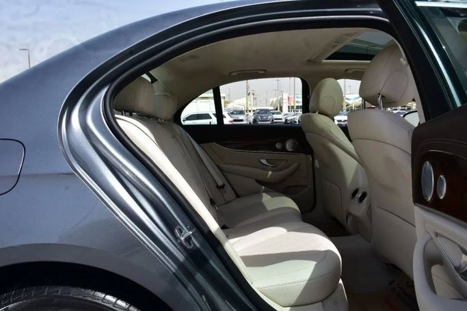 Подержанный Mercedes-Benz E-Class 350 V (W213, S213, C238) Рестайлинг, 2.0 л, 2020 в Шардже от Alfaris Used Cars Серый цвет.  | AUTO.AE