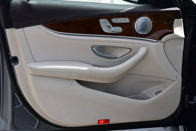 Подержанный Mercedes-Benz E-Class 350 V (W213, S213, C238) Рестайлинг, 2.0 л, 2020 в Шардже от Alfaris Used Cars Серый цвет.  | AUTO.AE