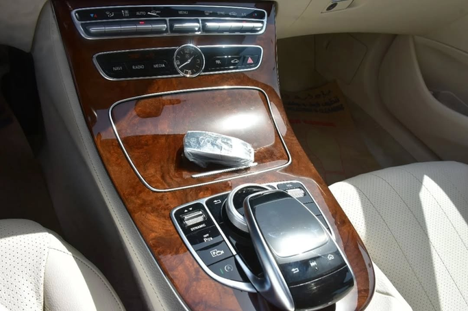 Подержанный Mercedes-Benz E-Class 350 V (W213, S213, C238), 2.0 л, 2020 в Шардже от Alfaris Used Cars Серый цвет. Other | AUTO.AE