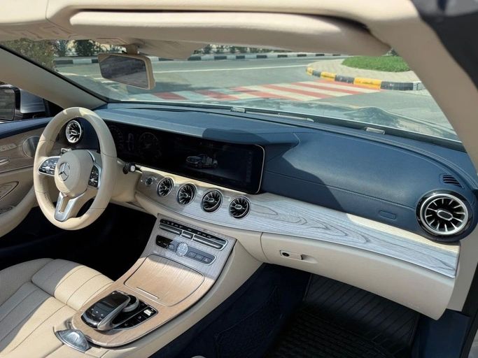 Подержанный Mercedes-Benz E-Class 450 V (W213, S213, C238), 3.0 л, 2019 в Шардже от Alnawras Cars Серебристый цвет.  | AUTO.AE