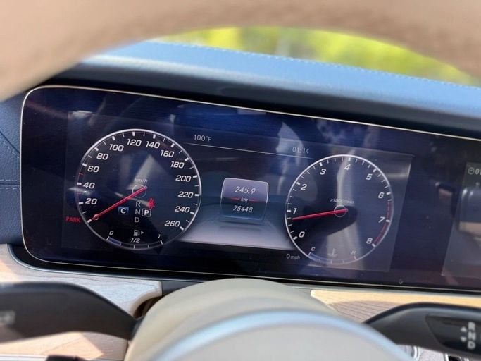 Подержанный Mercedes-Benz E-Class 450 V (W213, S213, C238), 3.0 л, 2019 в Шардже от Alnawras Cars Серебристый цвет.  | AUTO.AE