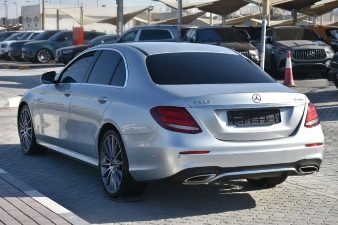 Подержанный Mercedes-Benz E-Class 300 V (W213, S213, C238), 2.0 л, 2018 в Шардже от Alfaris Used Cars Серебристый цвет. Other | AUTO.AE