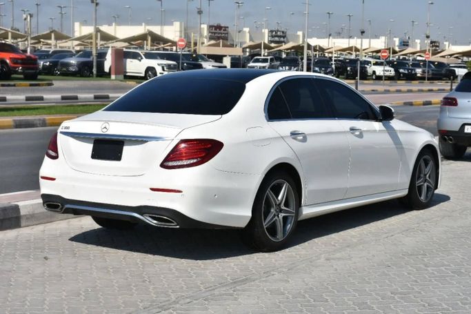 Подержанный Mercedes-Benz E-Class 300 V (W213, S213, C238), 2.0 л, 2018 в Шардже от Alfaris Used Cars Белый цвет. Other | AUTO.AE