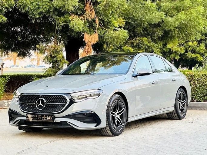 Новый Mercedes-Benz E-Class 350 VI (W214, S214), 2.0 л, 2024 в Шардже от Taj Al Sultan Used Cars Серебристый цвет. Японская | AUTO.AE