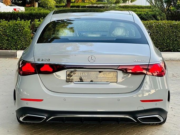 Новый Mercedes-Benz E-Class 350 VI (W214, S214), 2.0 л, 2024 в Шардже от Taj Al Sultan Used Cars Серебристый цвет. Японская | AUTO.AE