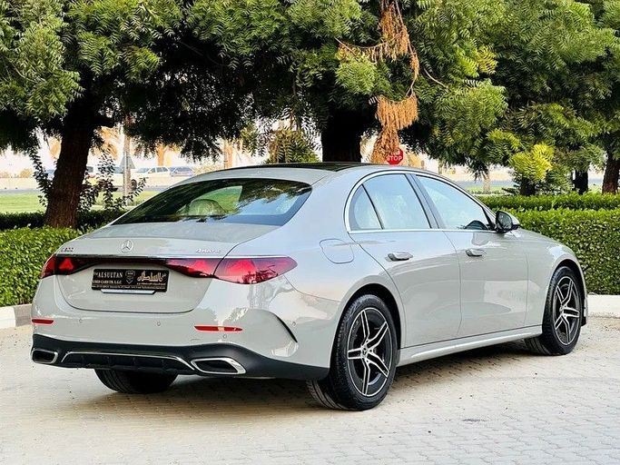 Новый Mercedes-Benz E-Class 350 VI (W214, S214), 2.0 л, 2024 в Шардже от Taj Al Sultan Used Cars Серебристый цвет. Японская | AUTO.AE