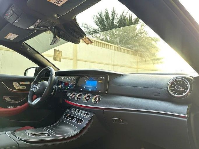 Подержанный Mercedes-Benz E-Class 450 V (W213, S213, C238) Рестайлинг, 3.0 л, 2022 в Шардже от Taj Al Sultan Used Cars Черный цвет. Other | AUTO.AE