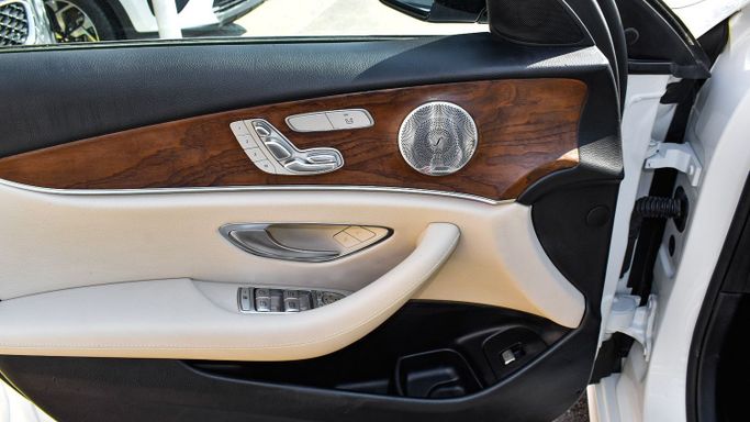 Подержанный Mercedes-Benz E-Class 350 V (W213, S213, C238) Рестайлинг, 2.0 л, 2022 в Шардже от Alsaadi Motors Белый цвет. Other | AUTO.AE