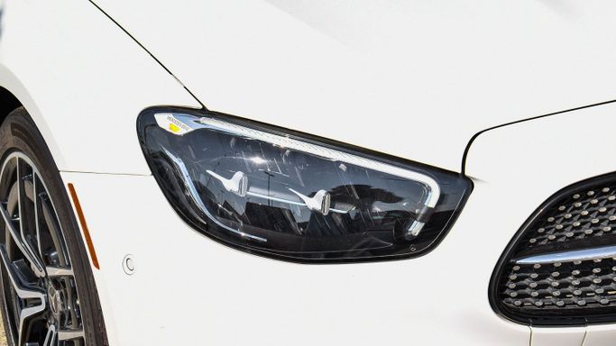 Подержанный Mercedes-Benz E-Class 350 V (W213, S213, C238) Рестайлинг, 2.0 л, 2022 в Шардже от Alsaadi Motors Белый цвет. Other | AUTO.AE