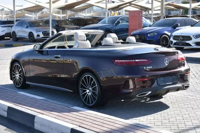 Подержанный Mercedes-Benz E-Class 300 V (W213, S213, C238) Рестайлинг, 2.0 л, 2022 в Шардже от Alfaris Used Cars Бордовый цвет. Other | AUTO.AE