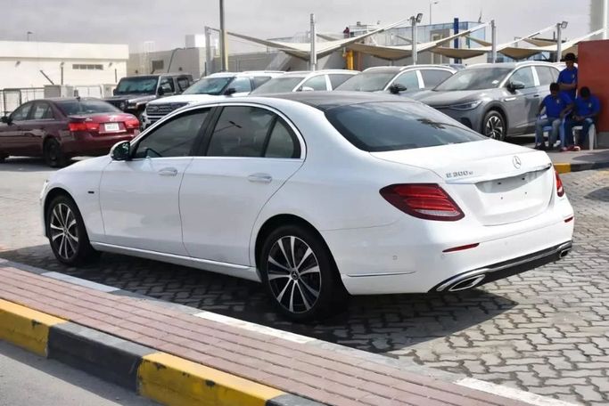 Подержанный Mercedes-Benz E-Class 350 e V (W213, S213, C238), 2.0 л, 2019 в Шардже от Alfaris Used Cars Белый цвет. Other | AUTO.AE