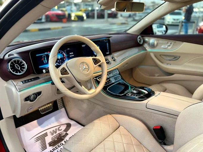 Подержанный Mercedes-Benz E-Class 400 V (W213, S213, C238), 3.0 л, 2018 в Шардже от Karkuk Used Cars Бордовый цвет. Канадская | AUTO.AE