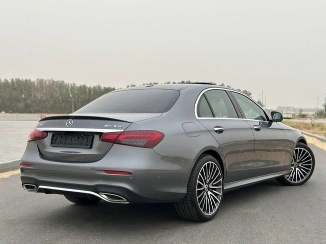 Подержанный Mercedes-Benz E-Class 350 V (W213, S213, C238), 2.0 л, 2021 в Шардже от Berlin Used Cars Серый цвет. Американская | AUTO.AE