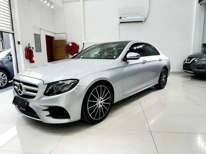 Подержанный Mercedes-Benz E-Class 300 V (W213, S213, C238), 2.0 л, 2017 в Шардже от Ryno Cars Серебристый цвет. GCC | AUTO.AE