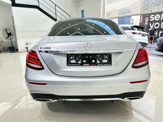 Подержанный Mercedes-Benz E-Class 300 V (W213, S213, C238), 2.0 л, 2017 в Шардже от Ryno Cars Серебристый цвет. GCC | AUTO.AE