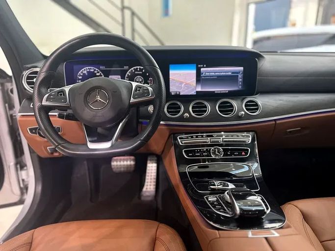 Подержанный Mercedes-Benz E-Class 300 V (W213, S213, C238), 2.0 л, 2017 в Шардже от Ryno Cars Серебристый цвет. GCC | AUTO.AE