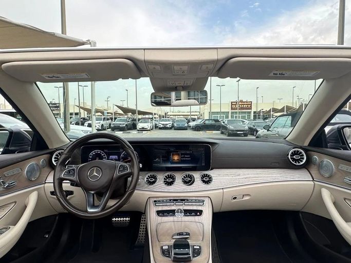 Подержанный Mercedes-Benz E-Class 400 V (W213, S213, C238), 3.0 л, 2018 в Шардже от Al Hashal Used Cars Серый цвет. Американская | AUTO.AE