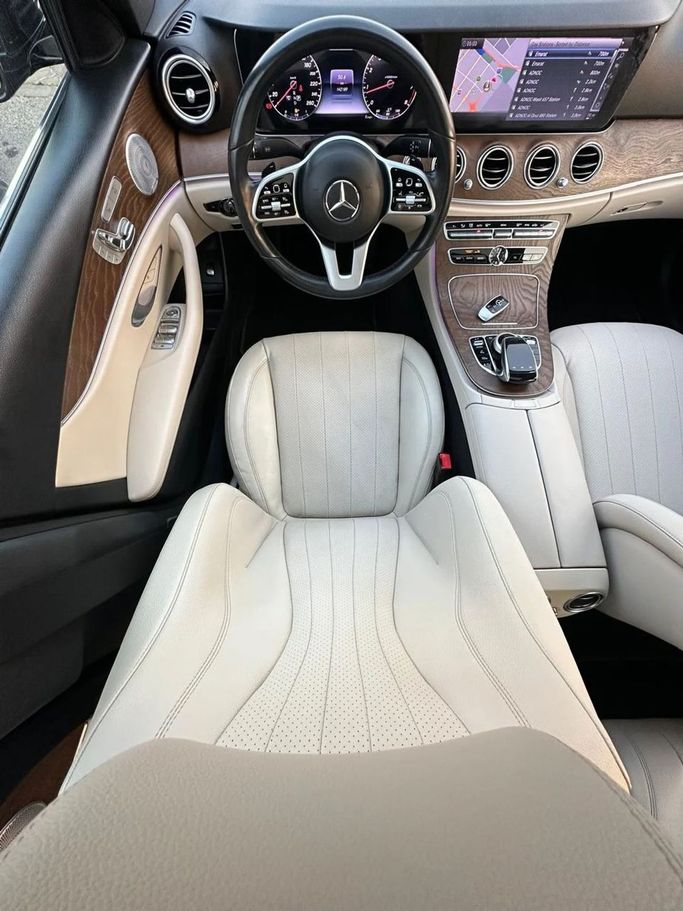 Подержанный Mercedes-Benz E-Class 300 V (W213, S213, C238), 2.0 л, 2019 в Шардже от Al Hashal Used Cars Черный цвет. Американская | AUTO.AE