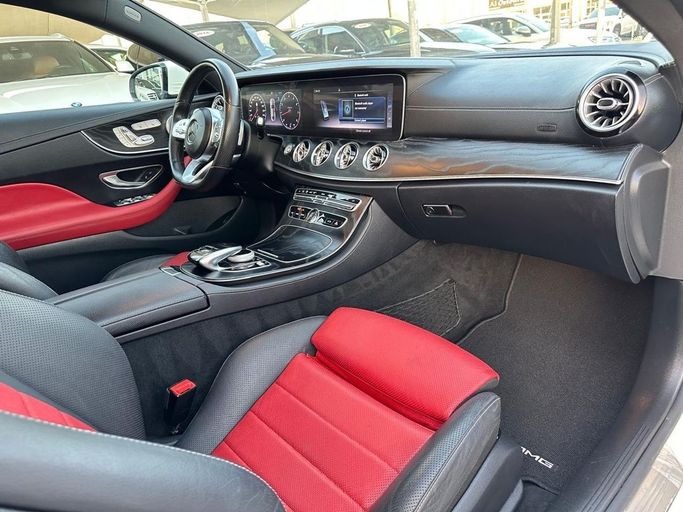 Подержанный Mercedes-Benz E-Class 300 V (W213, S213, C238), 2.0 л, 2019 в Шардже от Al Hashal Used Cars Белый цвет. GCC | AUTO.AE