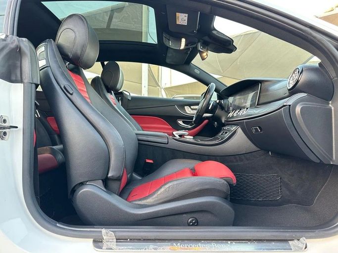 Подержанный Mercedes-Benz E-Class 300 V (W213, S213, C238), 2.0 л, 2019 в Шардже от Al Hashal Used Cars Белый цвет. GCC | AUTO.AE