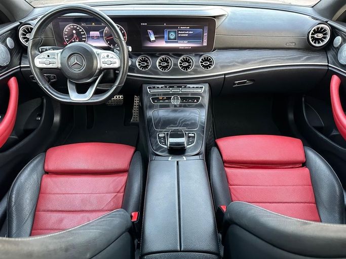 Подержанный Mercedes-Benz E-Class 300 V (W213, S213, C238), 2.0 л, 2019 в Шардже от Al Hashal Used Cars Белый цвет. GCC | AUTO.AE