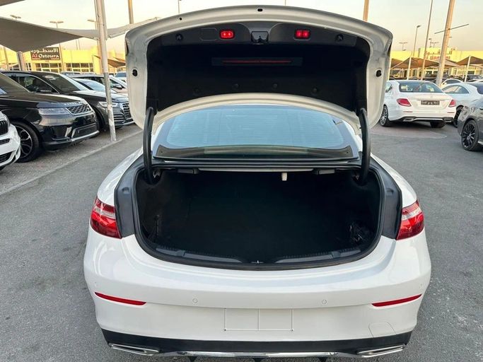 Подержанный Mercedes-Benz E-Class 300 V (W213, S213, C238), 2.0 л, 2019 в Шардже от Al Hashal Used Cars Белый цвет. GCC | AUTO.AE