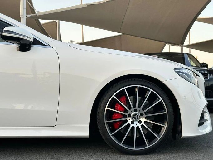 Подержанный Mercedes-Benz E-Class 300 V (W213, S213, C238), 2.0 л, 2019 в Шардже от Al Hashal Used Cars Белый цвет. GCC | AUTO.AE