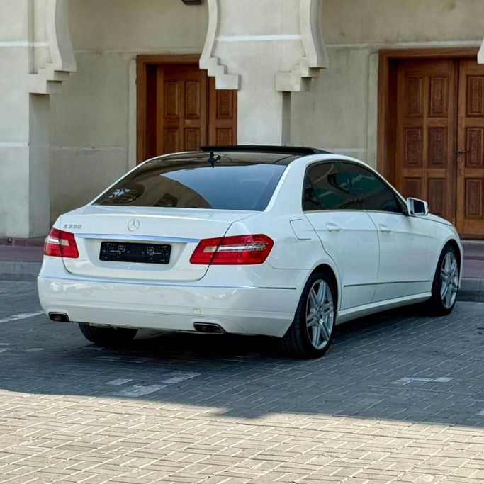 Подержанный Mercedes-Benz E-Class 300 IV (W212, S212, C207), 3.5 л, 2012 в Шардже от Sarmad Cars Белый цвет.  | AUTO.AE