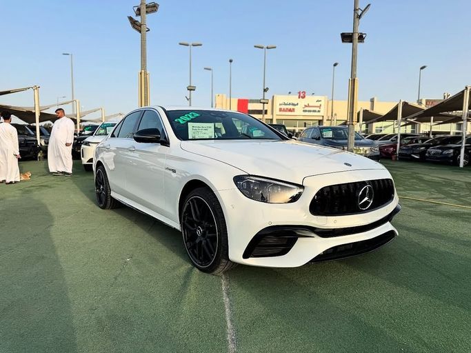 Подержанный Mercedes-Benz E-Class 300 V (W213, S213, C238) Рестайлинг, 2.0 л, 2023 в Шардже от Badar Used Cars Белый цвет.  | AUTO.AE